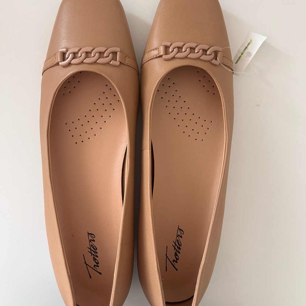 Trotters Women's Beige Chain Loafers